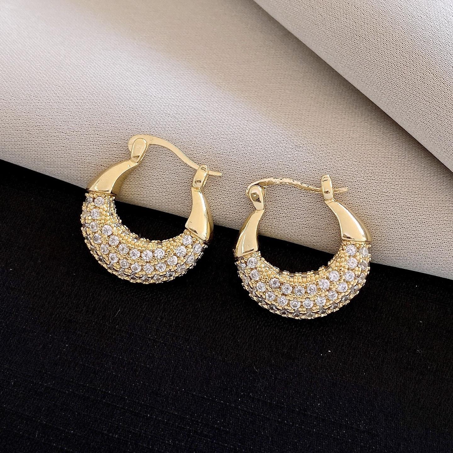 Simple and fashionable round zircon ear buckles Korean temperament versatile earrings earrings design sense niche