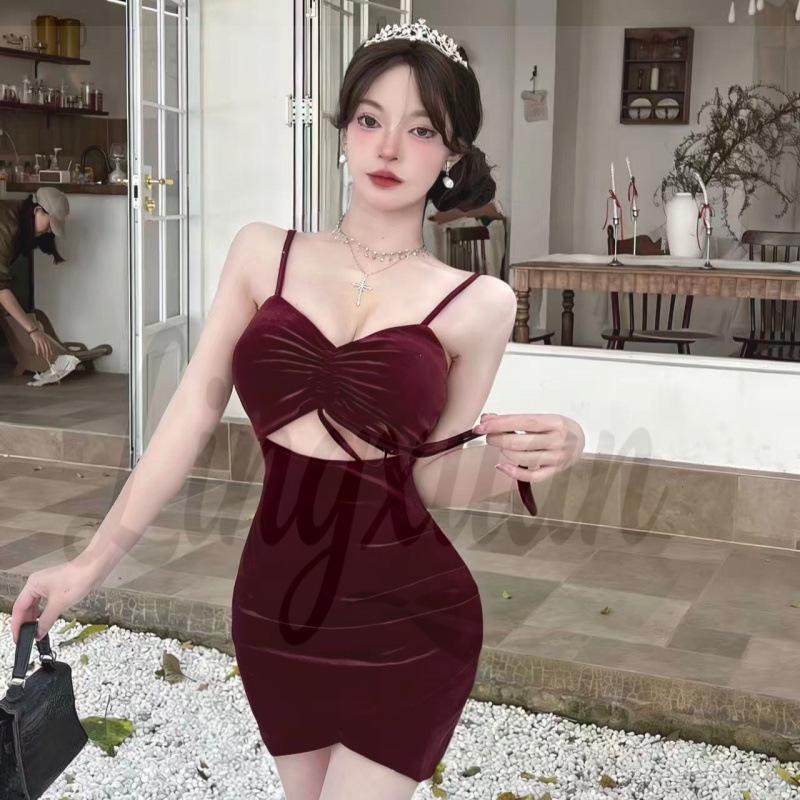 

Sultry Velvet Cut-Out Camisole Mini Dress for Autumn/Winter Small красный