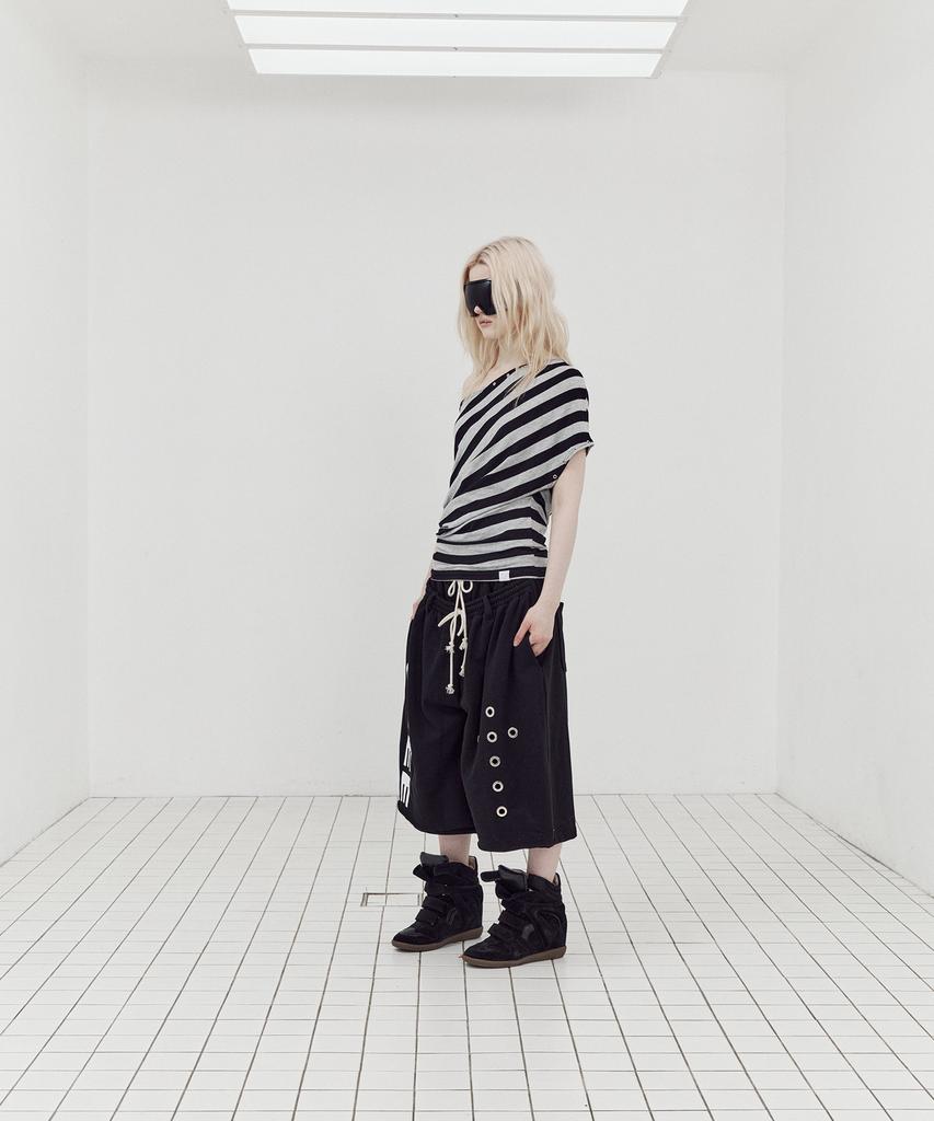 SETUP-EXE Stripe Eyelet Drape Top / Black