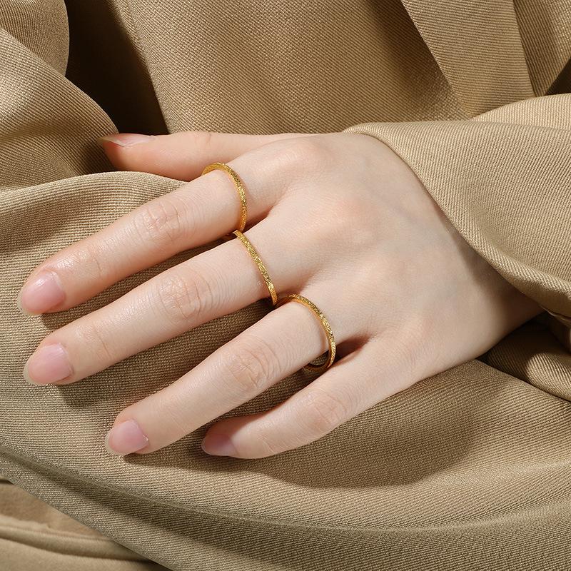 Anello Sottile in Acciaio Inossidabile Oro Opaco Placcato Oro 18K Stile Retro per Donna