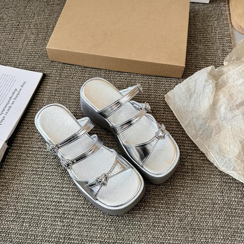 

Женские летние домашние тапочки на толстой подошве, увеличивающие рост, 2025 новый, французский, сказочный, универсальная юбка, любовь, стразы, крутые тапочки 40 серебряный