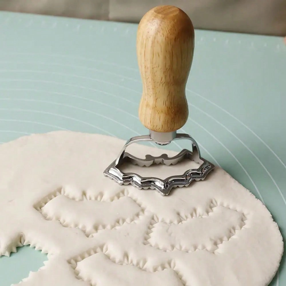 Zinc Alloy Biscuit Cutter Bat Pumpkin Ghost Ravioli Stamp Maker Cutter with Roller Wheel DIY Baking Mold Halloween Party Decor