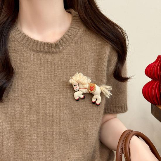 Broche Diseño de Muñeco de Caballo de Dibujos Animados Colorido Pin de Broche Suéteres Cuellos Sombreros Bolsos Abrigos Bufandas Accesorio Versátil