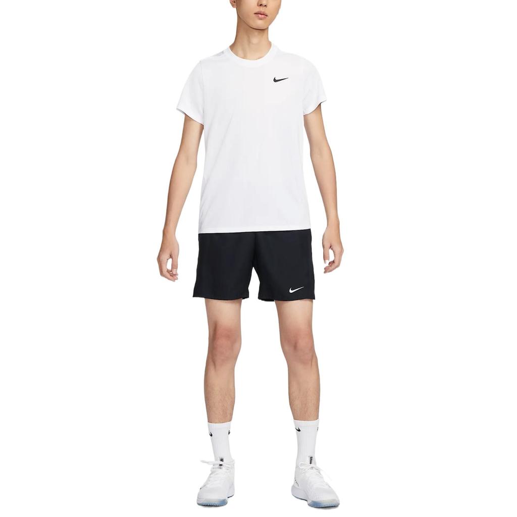 Nike Pánské tričko s krátkým rukávem s kulatým výstřihem na tenis Court Victory s vyšívaným logem, pohodlné, rychleschnoucí, bílé FZ6922-100