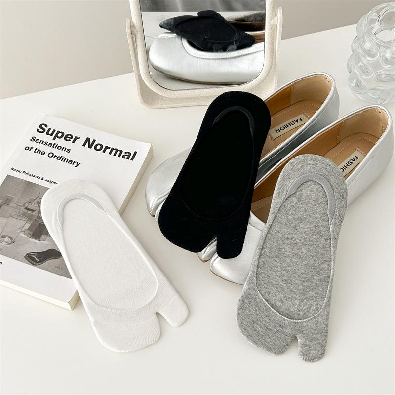 Women's Two-Toe Invisible Summer Socks - Breathable, Sweat-Absorbent, Thin Cotton, Split-Toe, Low-Cut Boat Style Sock