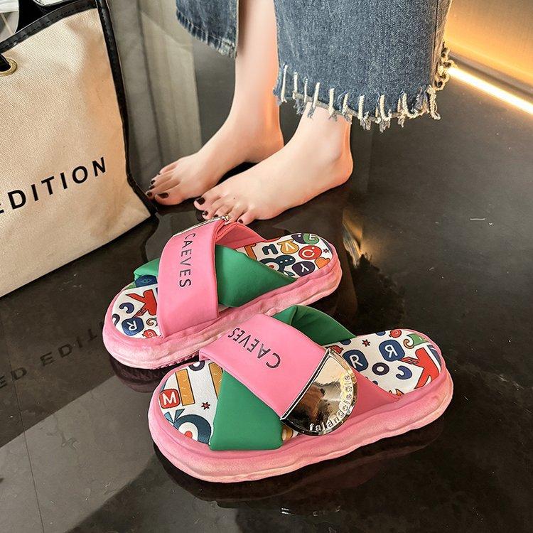 Thick-soled cool slippers women's summer wear 2025 new Internet celebrity explosion niche graffiti beach sandals stepping on shit feeling