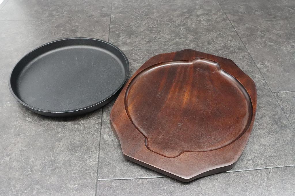 Asahi Gusseisen Steakplatte (mit Holzständer), 22cm Rund, Gewerbequalität