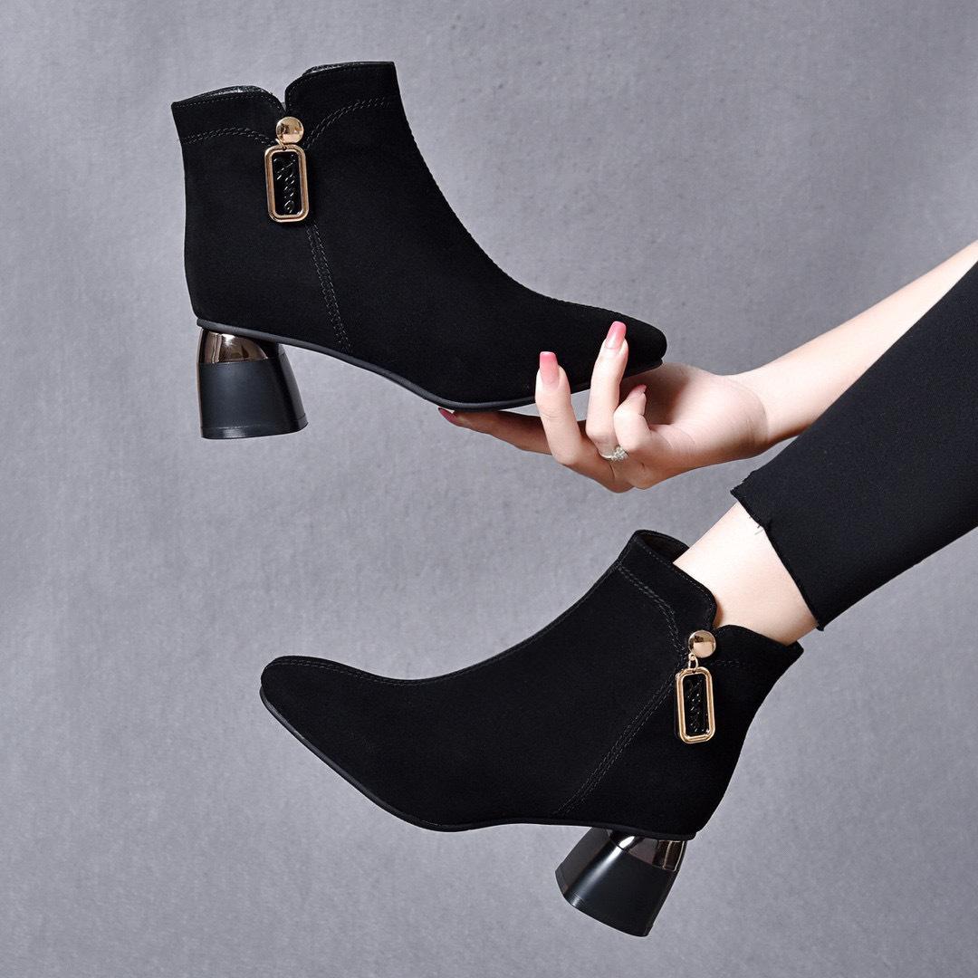 

Модные женские ботильоны на высоком каблуке, новые черные из овчины, с квадратной пряжкой, тонкие ботильоны, короткие ботильоны, женские кожаные ботильоны 40