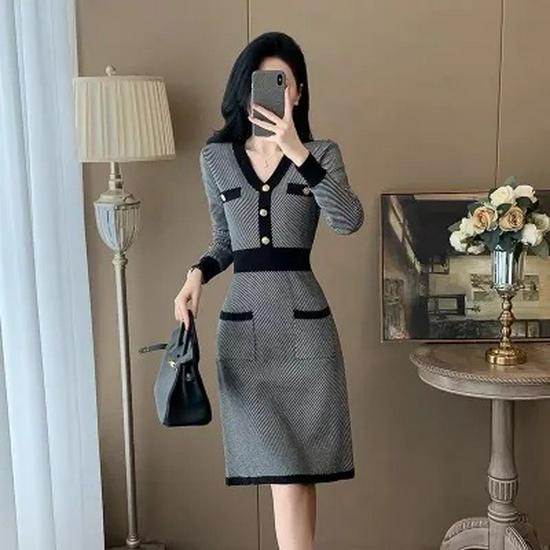

Luxury V-Neck Black Knit Dress - 2025 Spring Arrival, Elegant Waist-Cinched Wool Base Layer XL [115-130 lbs]