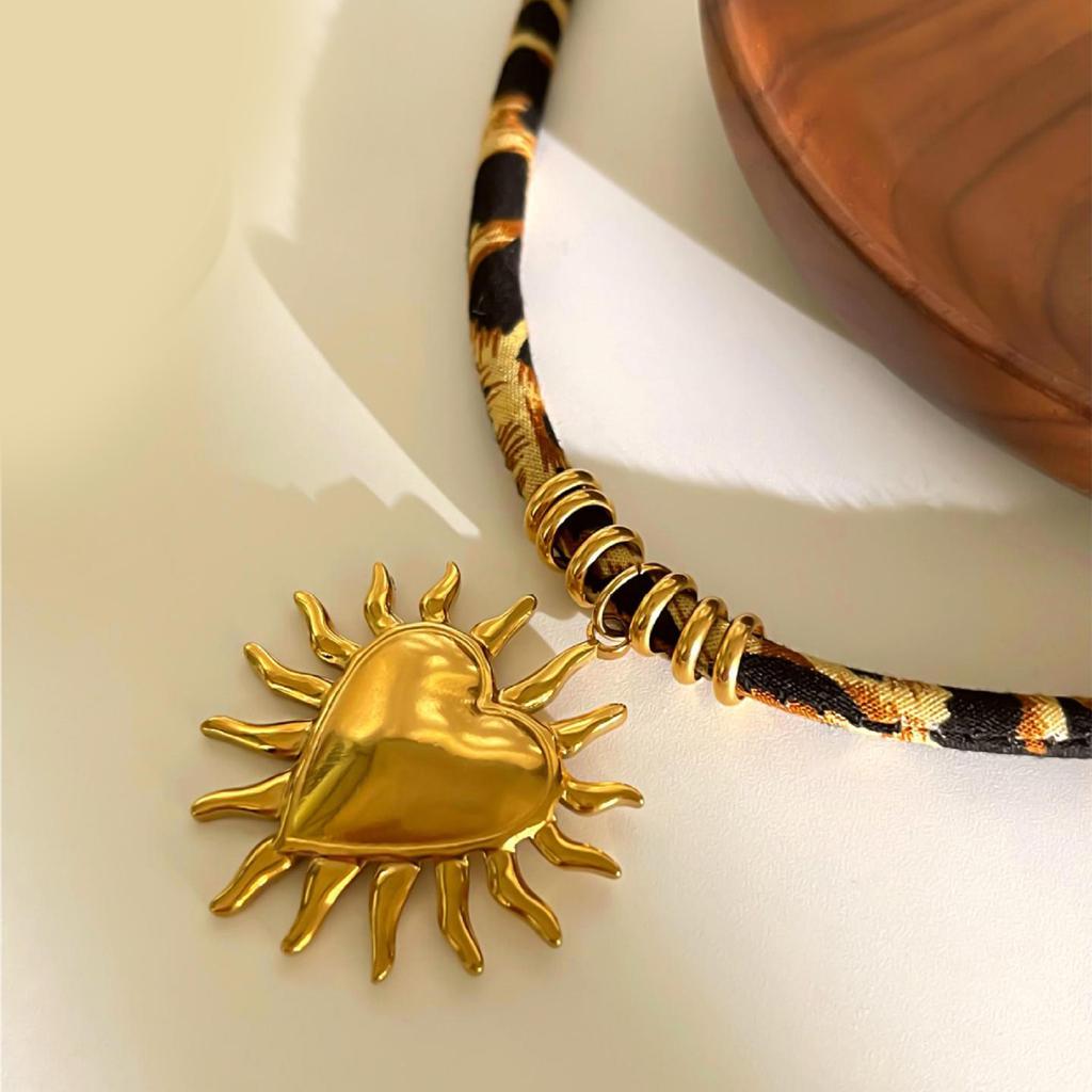 Unikalnie zaprojektowany łańcuszek ze stali nierdzewnej z nadrukiem w panterkę i zawieszką w odcieniu złota dla osób podążających za modą