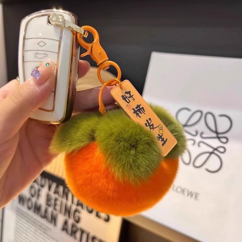 Plüsch Kaki Anhänger: Gute Dinge passieren - Rexkaninchenfell-Imitation, Plüschball-Taschenanhänger