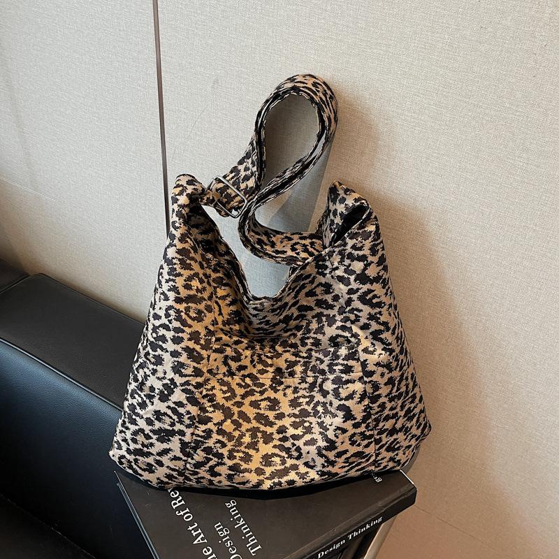 

Leopard print large-capacity bag women s 2025 new autumn and winter fashionable retro shoulder bag, student class commuting tote bag темно-коричневого