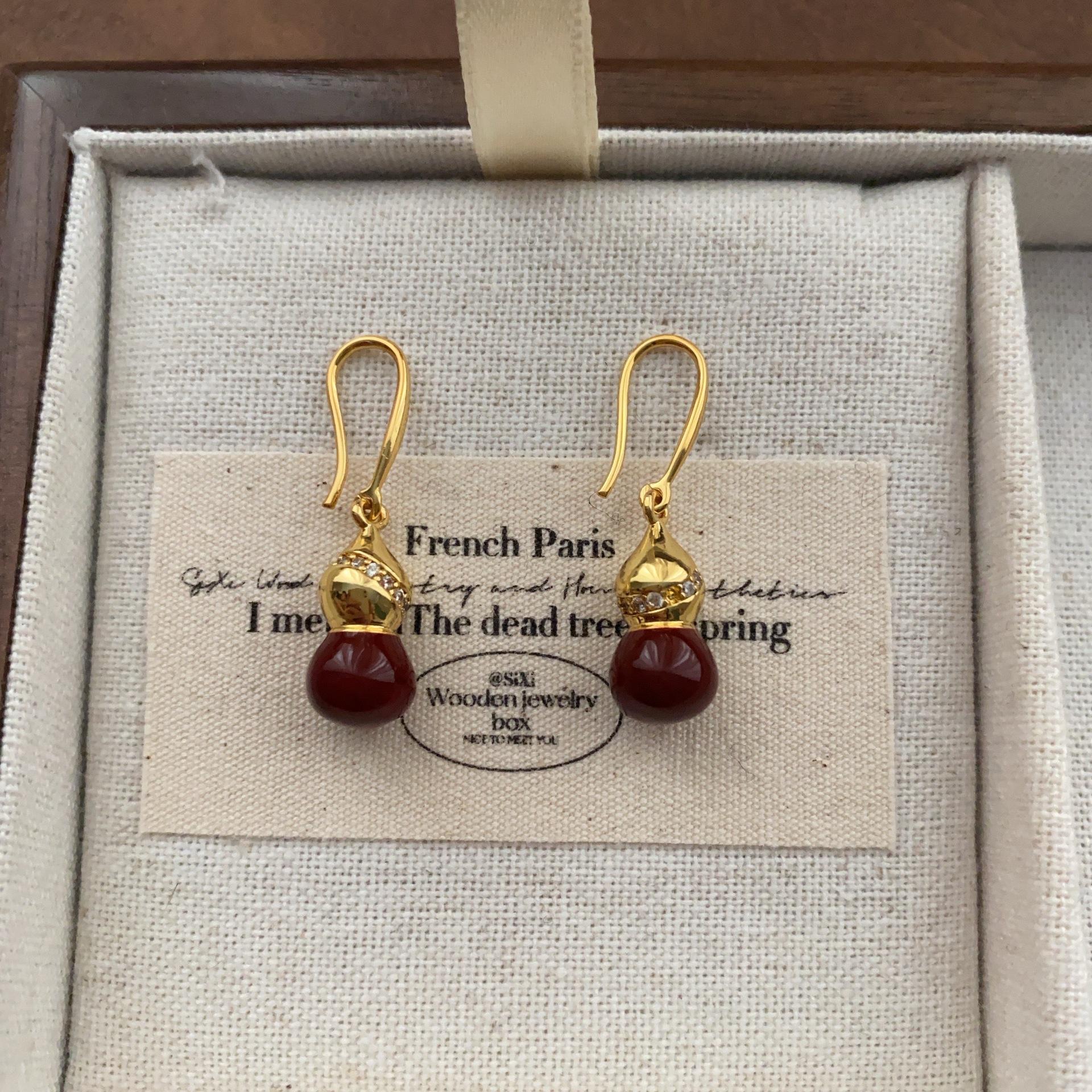 

Premium sense diamond-encrusted gourd earrings enamel simple earrings French retro light luxury atmosphere exquisite autumn and winter earrings women