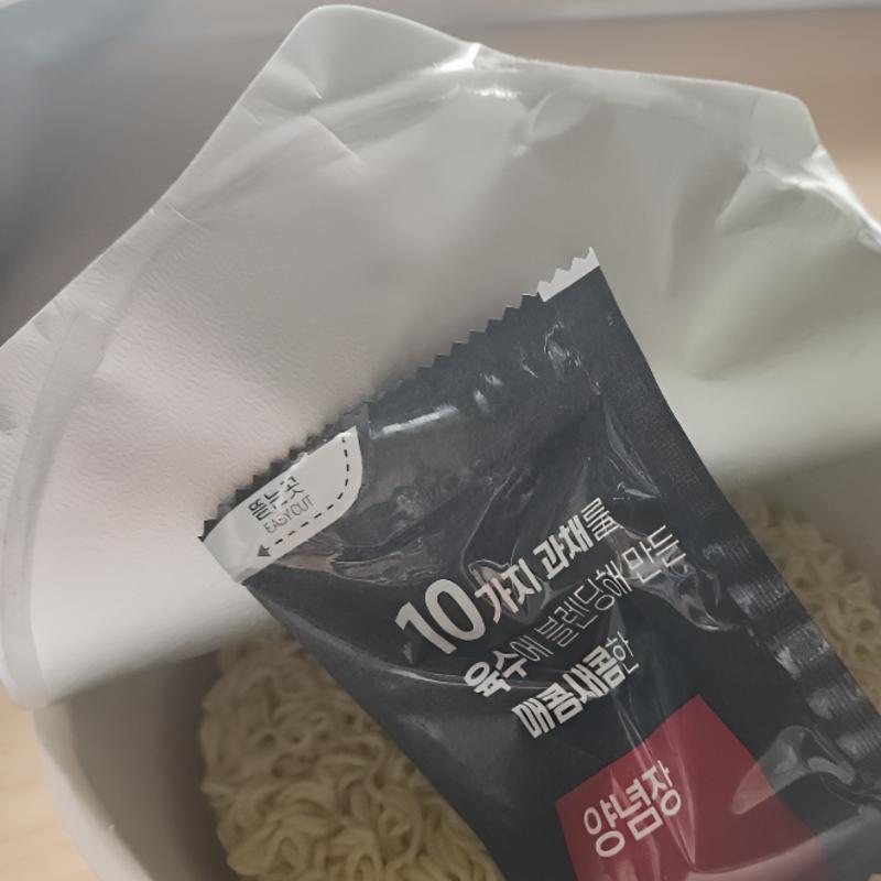 The Mishik Korea Netflix Instantnudelbecher 130g (Koreanische scharfe kalte Nudeln)