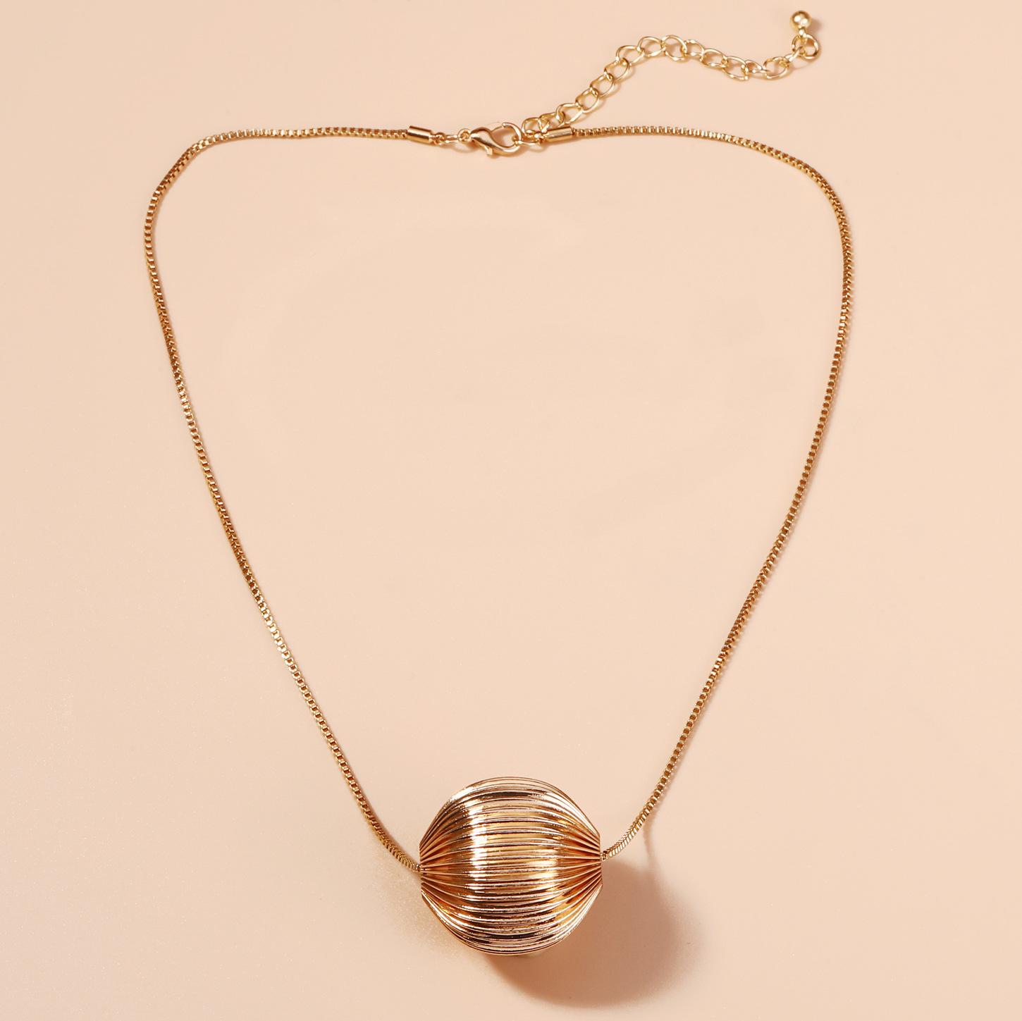 

New fashionable and simple collarbone chain titanium metal round ball necklace, exaggerated and elegant, light luxury chain accessory for women