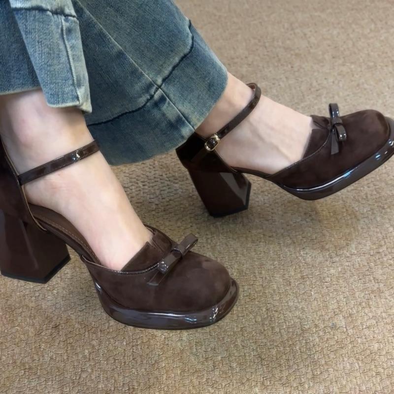 Retro boty Mary Jane na silném podpatku 2025 jarní nové jednoslovné zapínání na přezku vysoký podpatek neunaví nohy duté sandály s uzavřenou špičkou pro ženy
