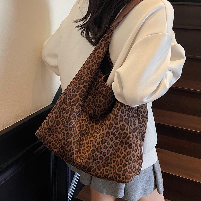 2025 Winter New Korean Casual Large-capacity Underarm Women's Bag Personalized Popular Leopard Print Commuter Shoulder Tote Bag