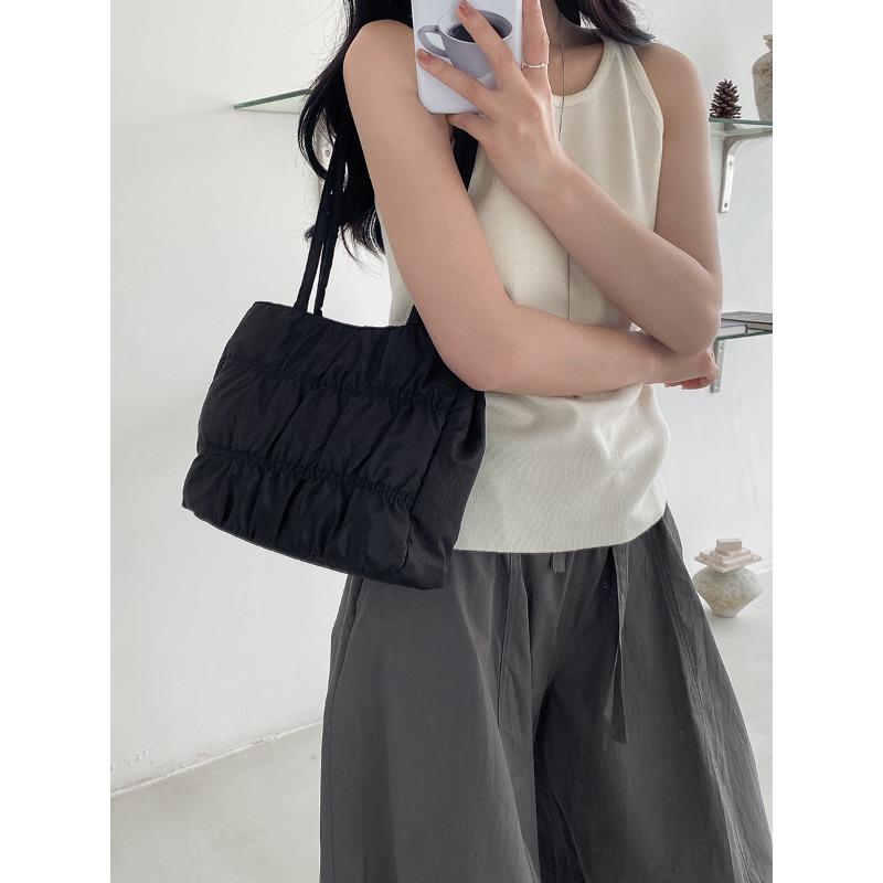 

Нейлоновая плиссированная сумка, нишевый дизайн, новая простая сумка на плечо, большая вместимость, женская сумка-тоут для通勤, женская чёрный