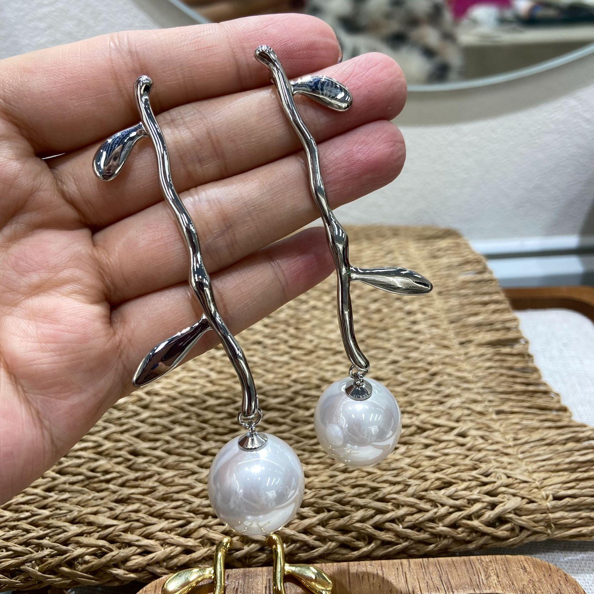 

Brushed Metal, Unique Exaggerated Stud Earrings, Socialite Temperament, Fashionable And Beautiful Earrings, Fringed Gold-Plated.