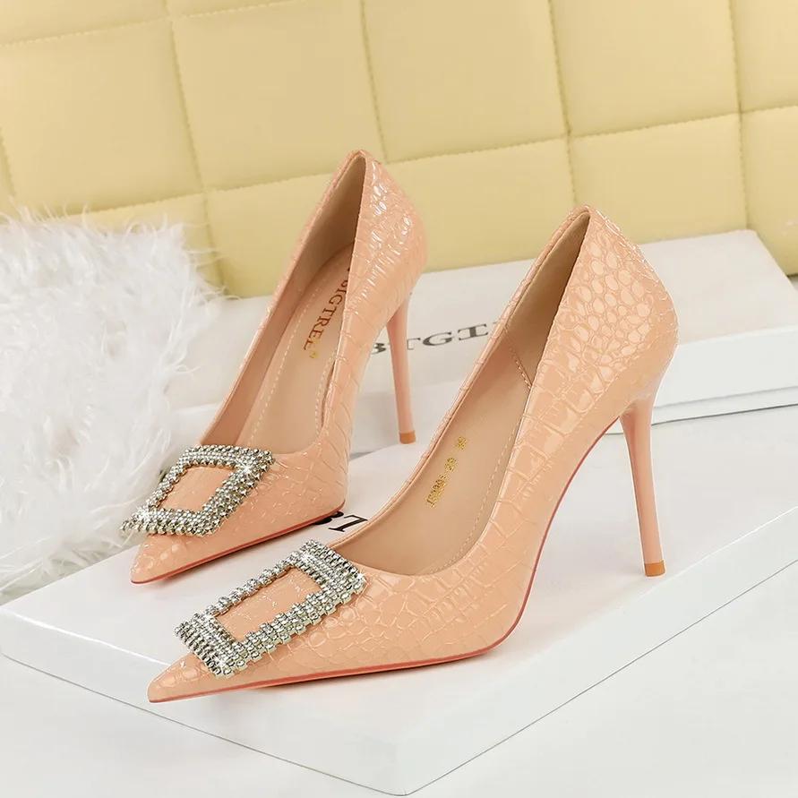 

Мода 2025 Женские туфли на высоком каблуке 10 см, с хрустальной пряжкой, банкетные туфли-лодочки, женская мода, змеино-зеленый, телесный, шпилька, острый носок, обувь для дрэг-квин 40 телесный