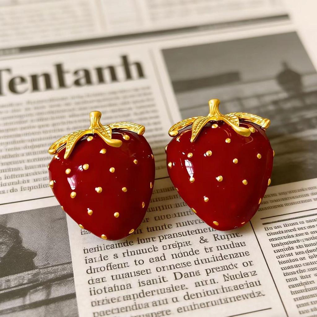 Retro Enamel Strawberry Stud Earrings - High-End Exquisite Light Luxury Style for Women, Perfect for Spring and Summer.