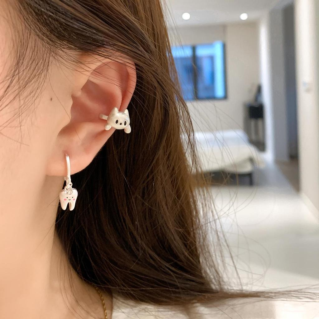 Cartoon Cute Drip Oil Cat Ear Clip: No Piercing Needed, Stylish & Sweet Fashion for Women, Teens, and Girls.