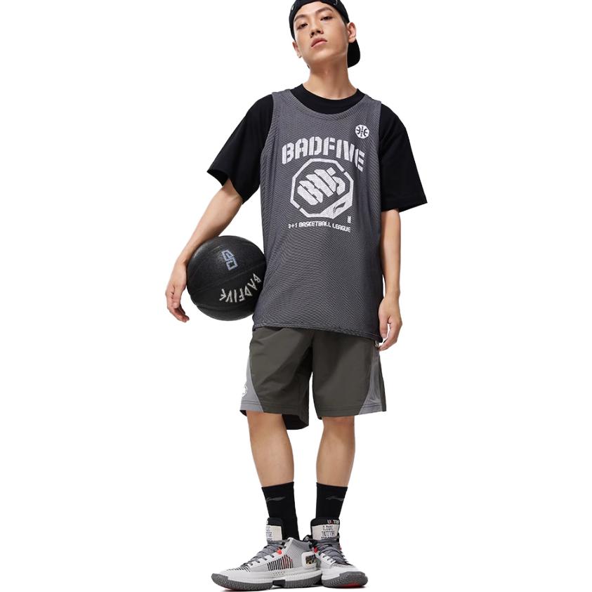 Li Ning Badfiv Series Seven City Collaboration Lockere Colorblock Sportliche Freizeitshorts Herrenshorts Schwarz Off-White Rauchgrau AKST821-2