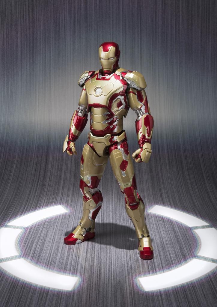 TAMASHII NATIONS SHFiguarts Iron Man Mark 42 (s poprvé omezeným bonusem „Prezidentská pohovka“)