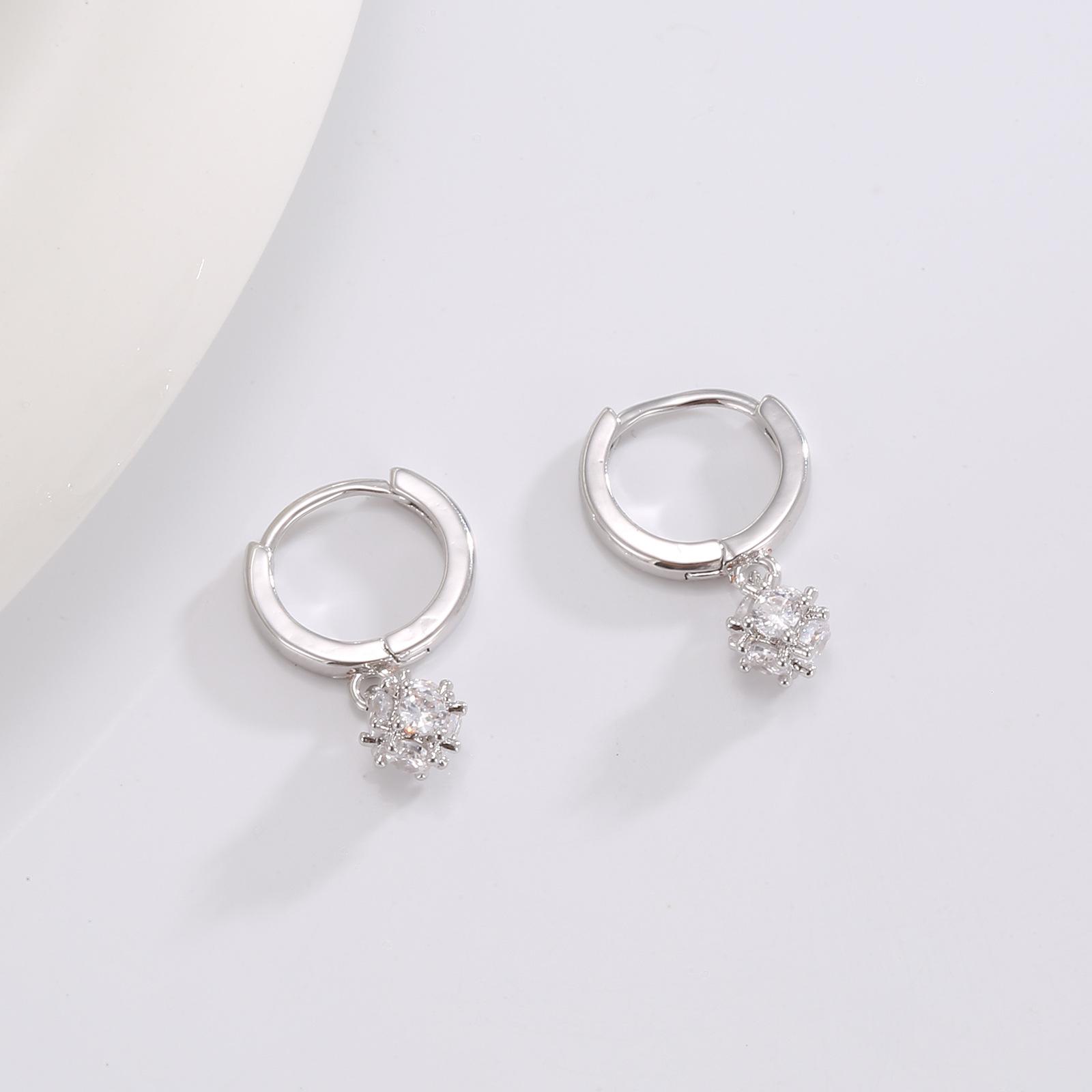 

Серьги легкие, роскошные, высококачественные, изысканные, маленькие, изящные и элегантные, с трехмерными пряжками из циркония.