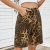 Shorts in Denim a Vita Media Gamba Dritta Cinque Tasche Stile Streetwear Shorts in Denim con Stampa Leopardo