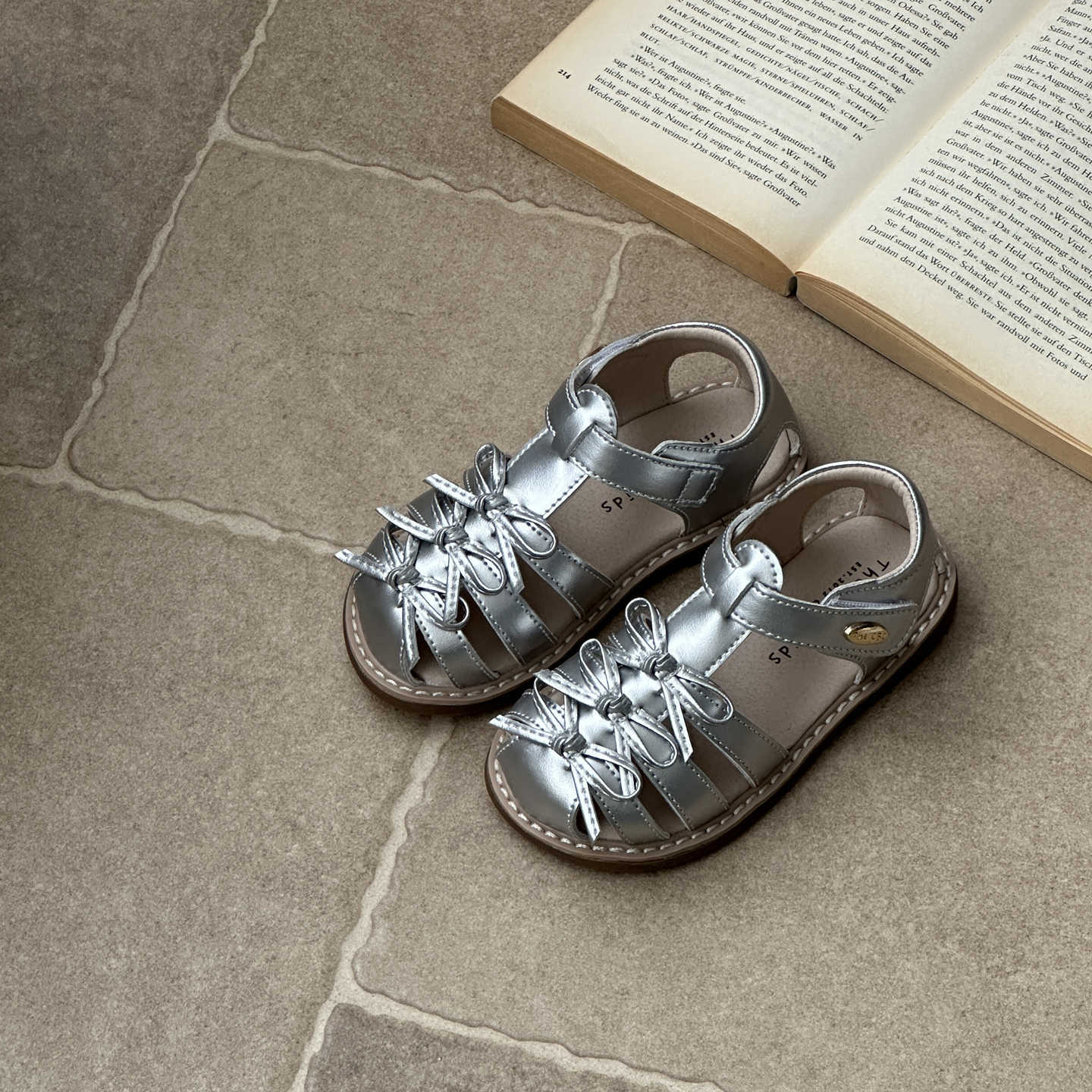 

XSHX retro law girls breathable sandals rubber sole non-slip and wear-resistant summer soft and cute medieval butterfly 25 серебряный