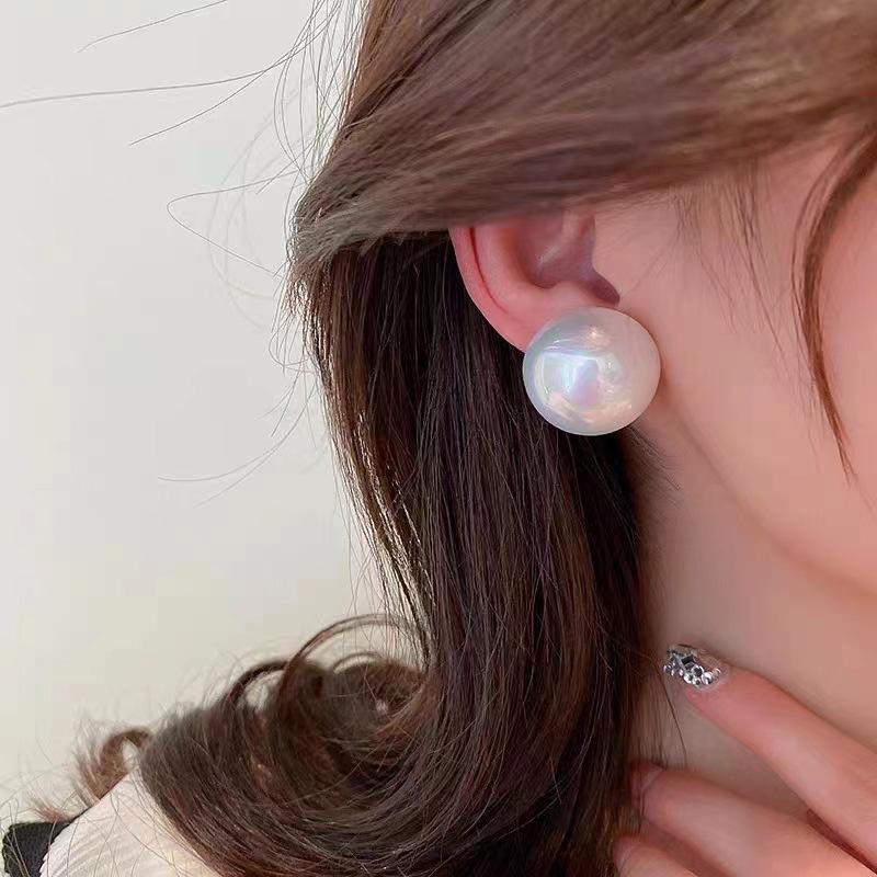 French elegance, high-end pearl super fairy stud earrings, personalized design, niche temperament, versatile and sweet earrings.