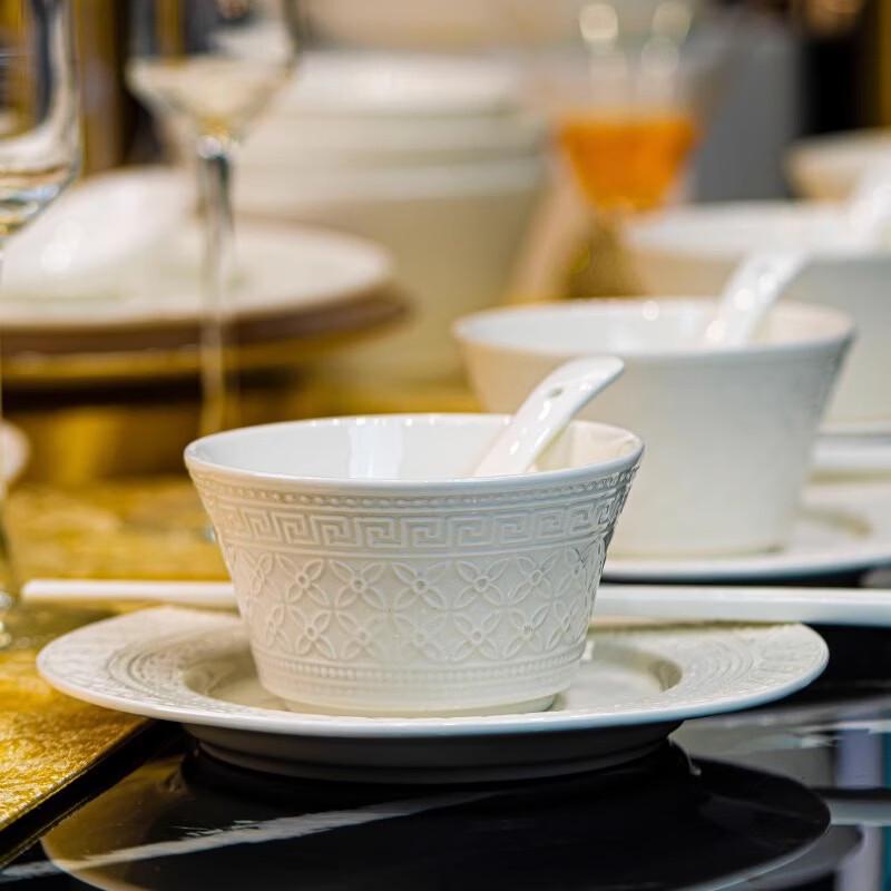 Zhi Shi White Ceramic Dinner Plate