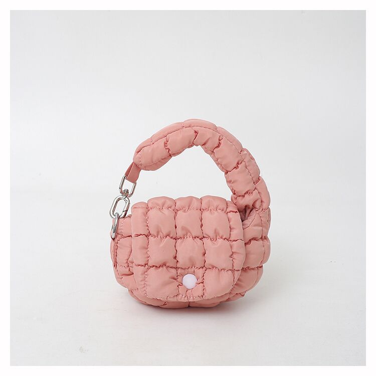 

Женская плиссированная сумка-облако маленького размера, в руке, с кошельком-красным конвертом у горловины сумки розовый
