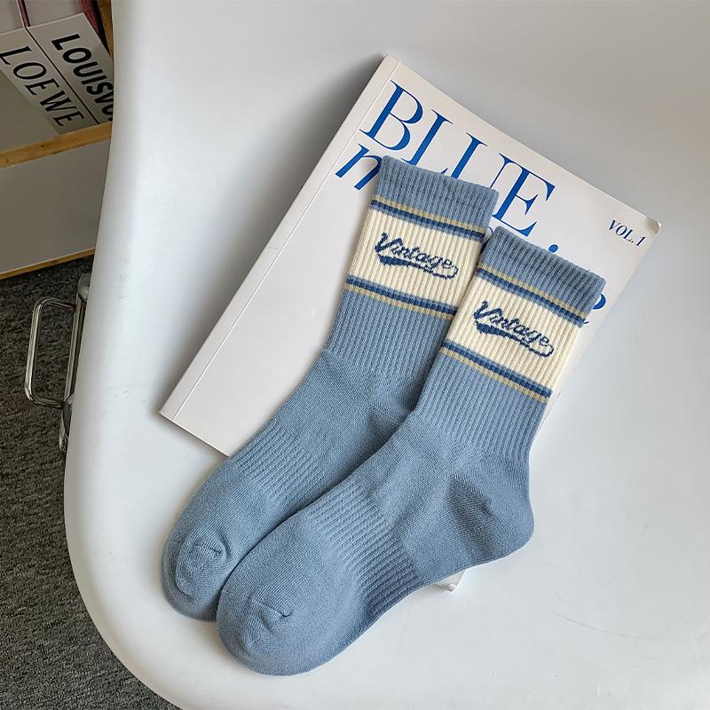 

23 года синих носков, женские средние носки-трубы, полосатые носки из чесаного хлопка с вышивкой в стиле колледжа, нежные универсальные женские носки One Size