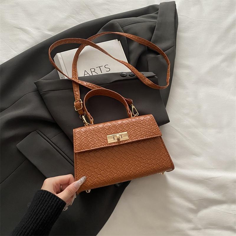 

Bag women s bag new woven Kelly bag fashion messenger simple commuter bag trendy simple shoulder popular bag коричневий