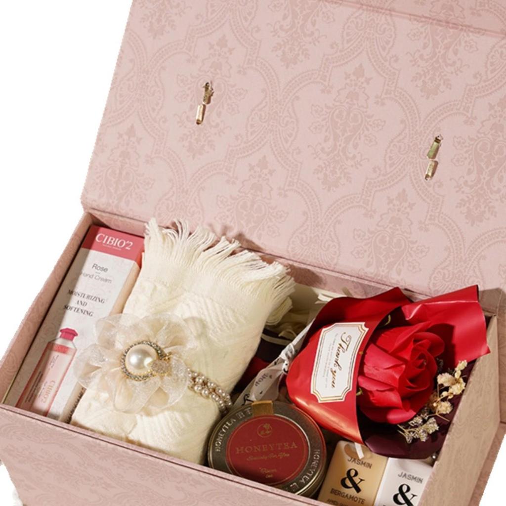 Red Wedding Favor Box with Silk Flower for Bridesmaids and Groomsmen