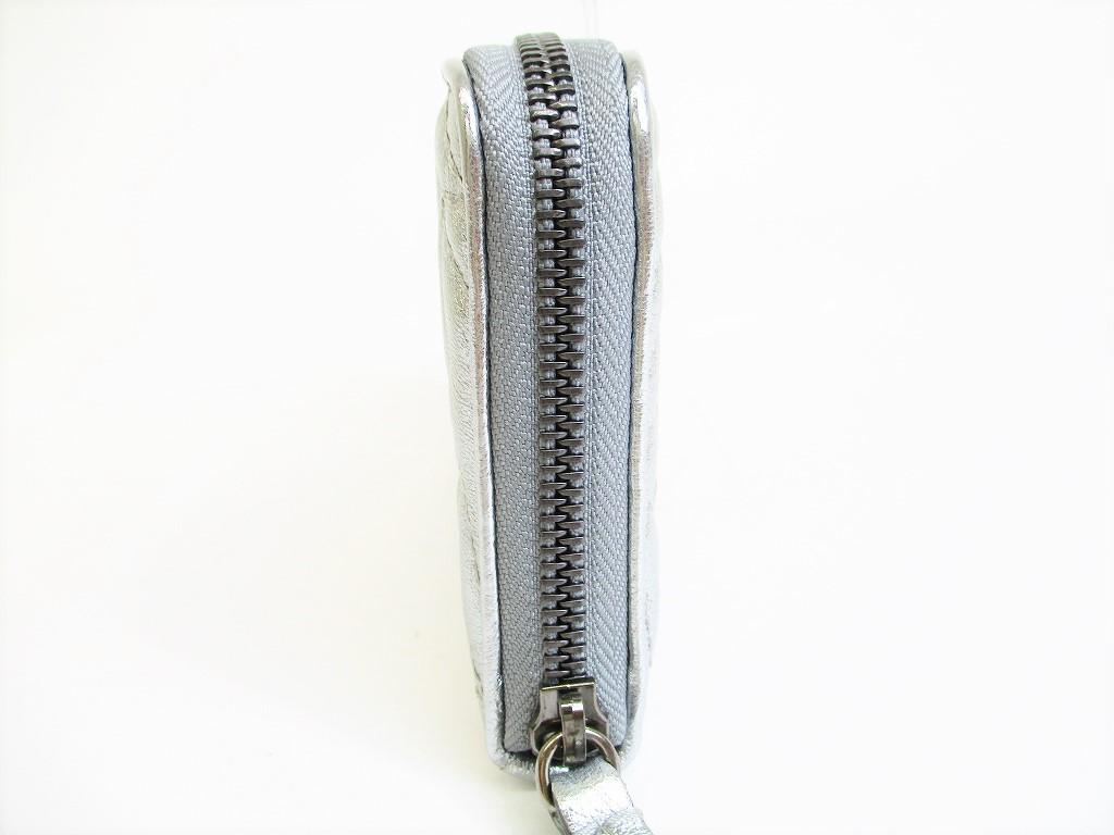 Authentische Jimmy Choo Silber geprägtes Leder Runde Reißverschluss Brieftasche NEFER #8344 Refurbished
