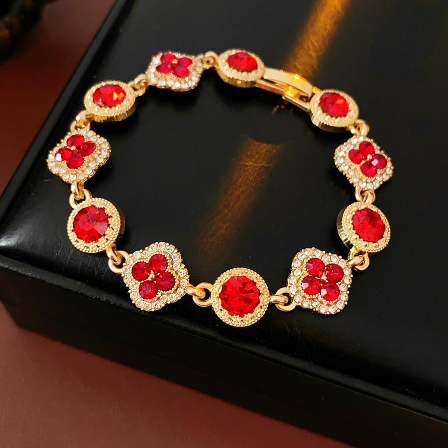 

Four-leaf Clover Bracelet - Luxurious and High-end, Exquisite Design, Delicate Handcrafted, Rare and Unique Accessory for Women. красный
