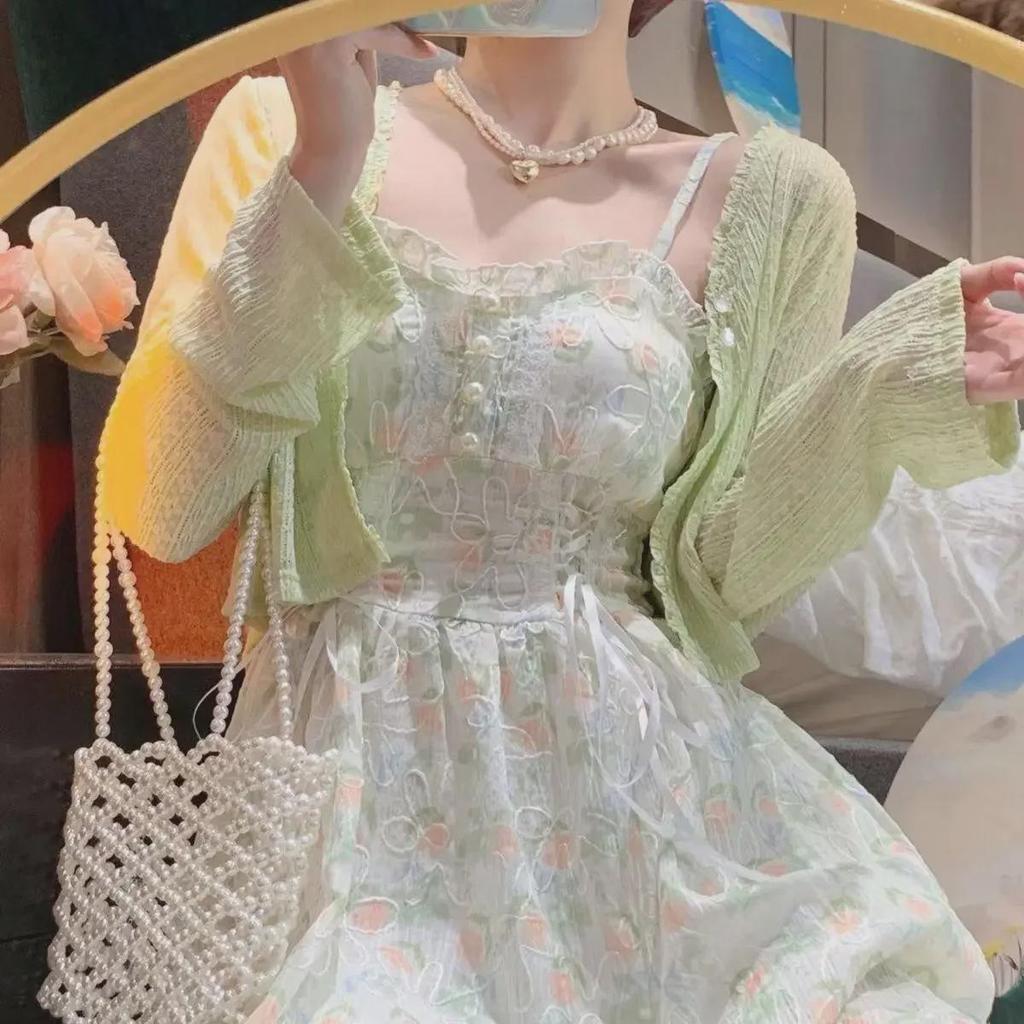 Dámská květinová souprava ze středně dlouhých šatů a tenkého letního kardiganu