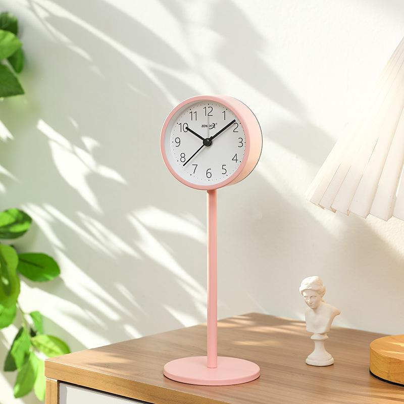 

Письмовий стіл для студентів з прикрасами, маленький годинник-сидіння, просте мінімалістичне ліжко, скандинавський стиль, тиха особистість, креативний будильник, Clo