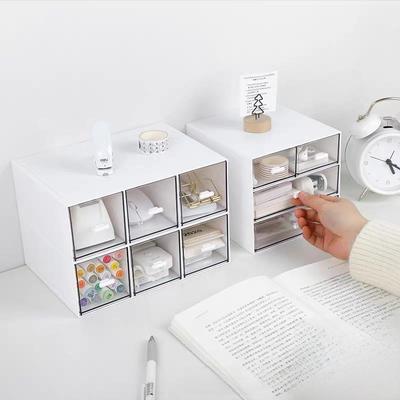 Stojący, wielokomorowy pojemnik do przechowywania na biurko na artykuły papiernicze i drobiazgi.