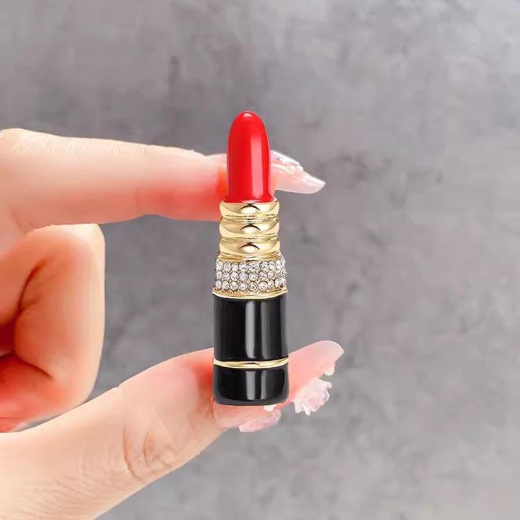 

Персонализированная инкрустированная бриллиантами брошь в виде помады для женщин, креативный каплевидный корсаж, нишевый высококачественный дизайн, аксессуары для булавки