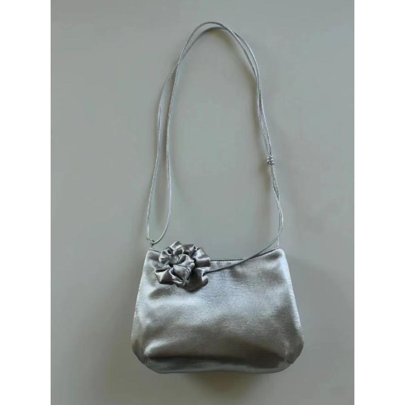 

Эта атласная сумка-ведро — модная, высококлассная и минималистичная одноплечевая сумка кроссбоди для поездок на работу. серебряный