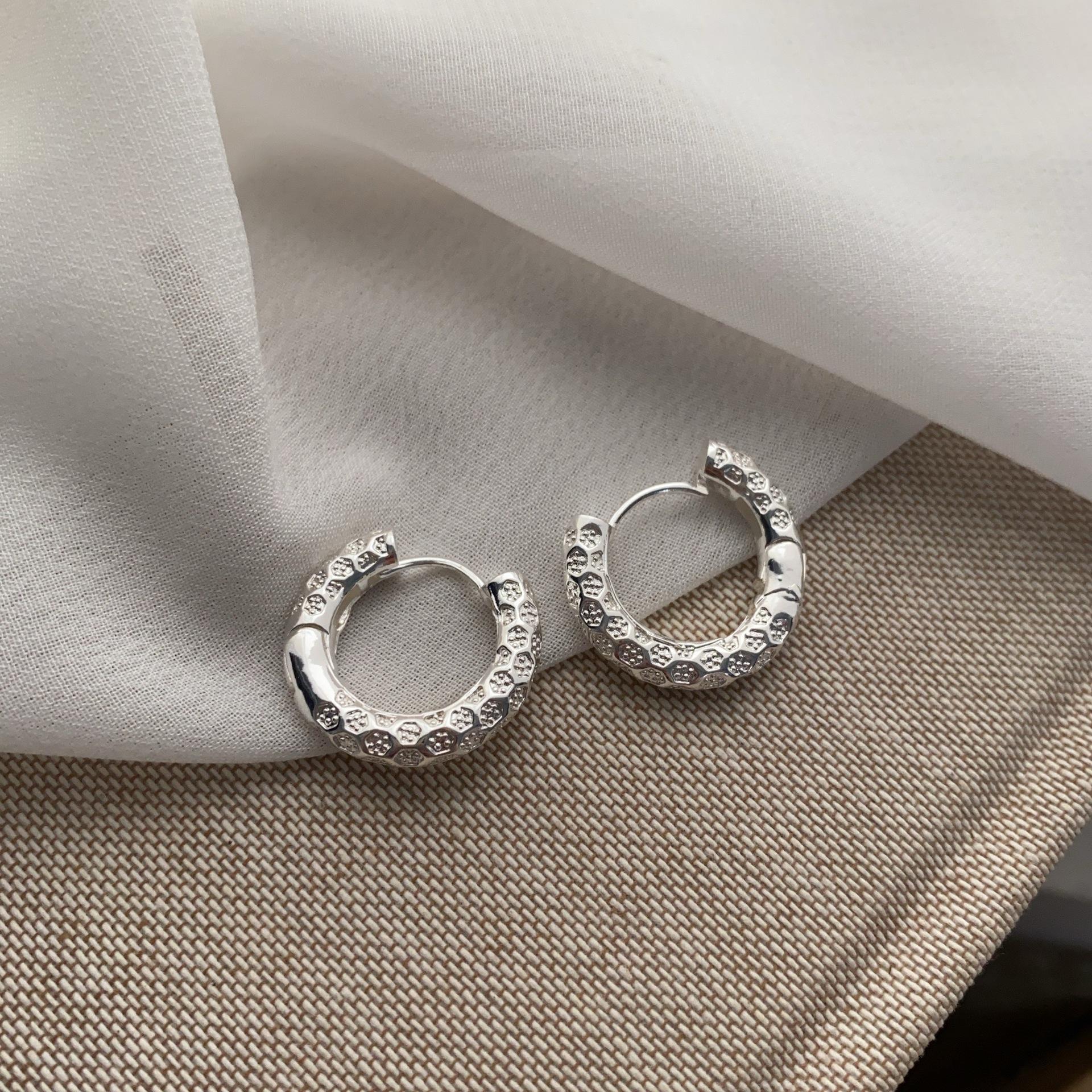 

Exquisite Fashion Hammer Geometric Earrings Women S Irregular Plain Ring Ear Buckles Light Luxury Design Fashion Versatile Earrings