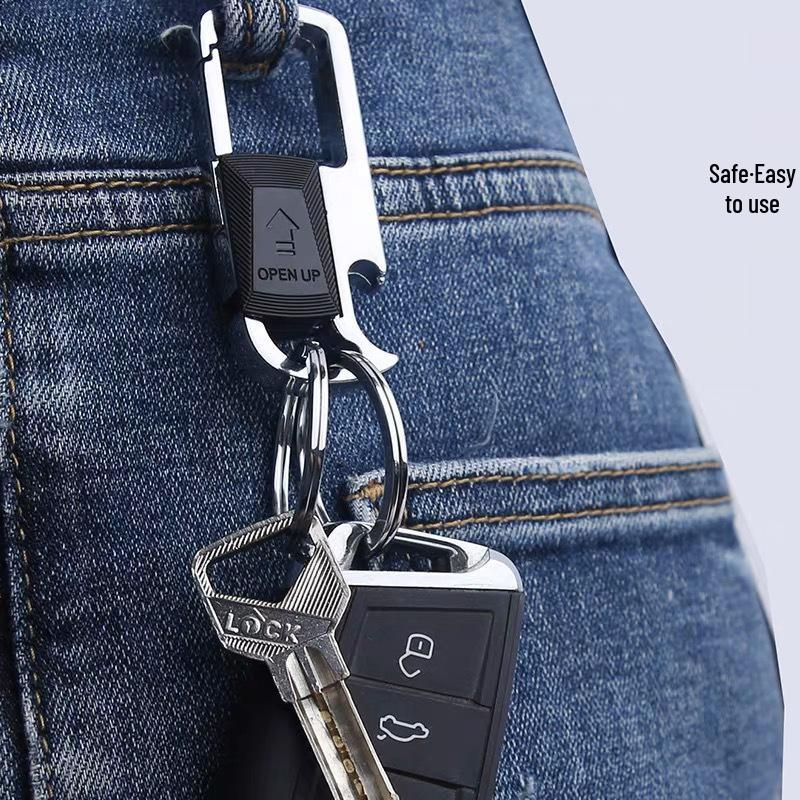 Pánská multifunkční klíčenka s klipem na opasek s push-pull mechanismem, více kroužky, přívěskem proti ztrátě a otvírákem na láhve.