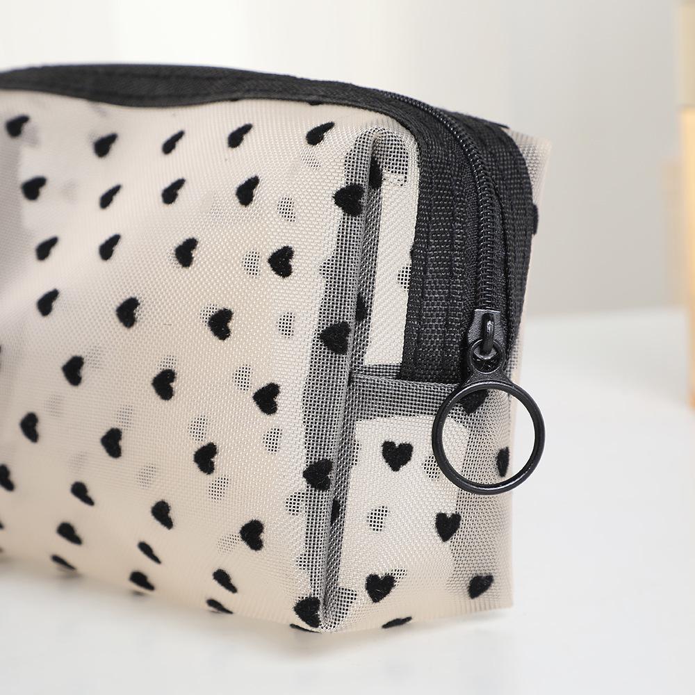 Přenosná kosmetická taška přes hranice s designem ve stylu rtěnky a zapínáním na zip