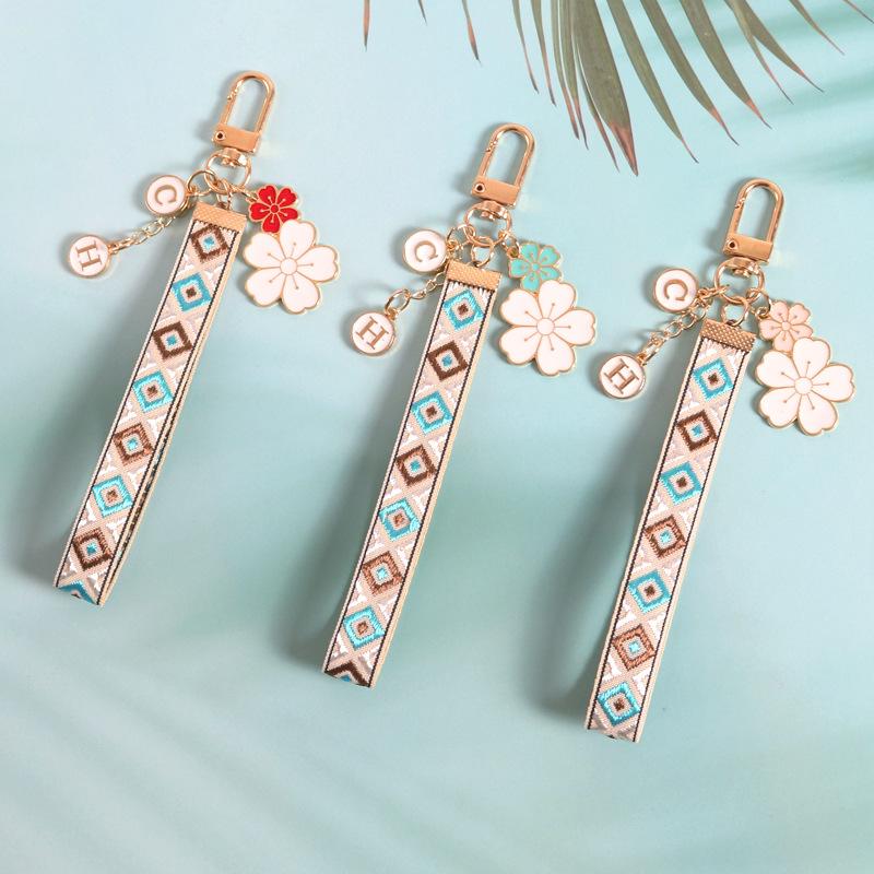 Милый клетчатый узорчатый брелок для ключей с модной буквенной цепочкой — фото 3