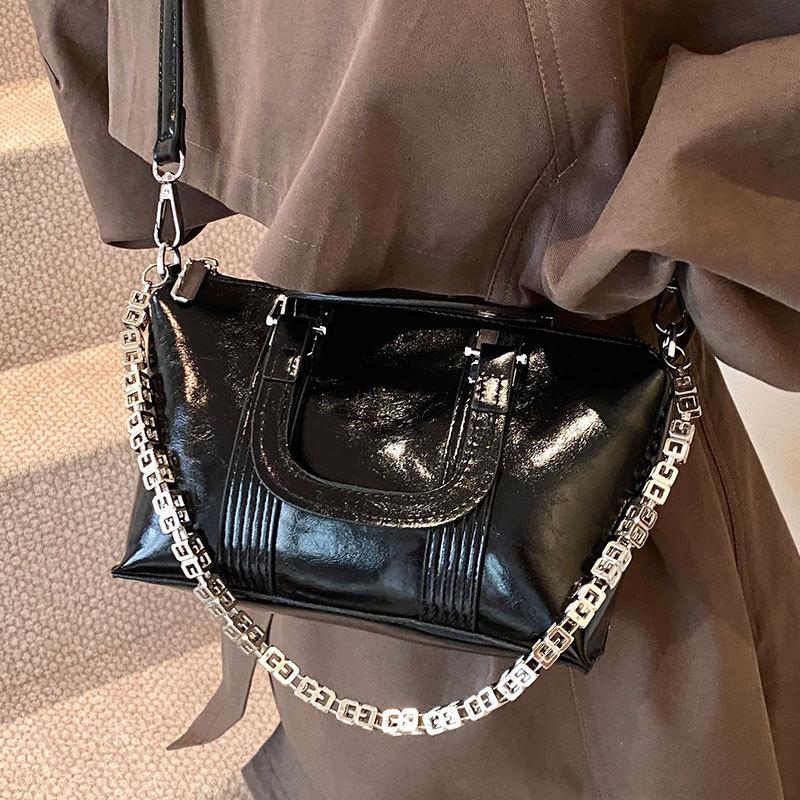 Business Commuting High-end Retro Chain Small Bag Women's New Autumn and Winter Versatile Fashion Commuter Messenger Bag