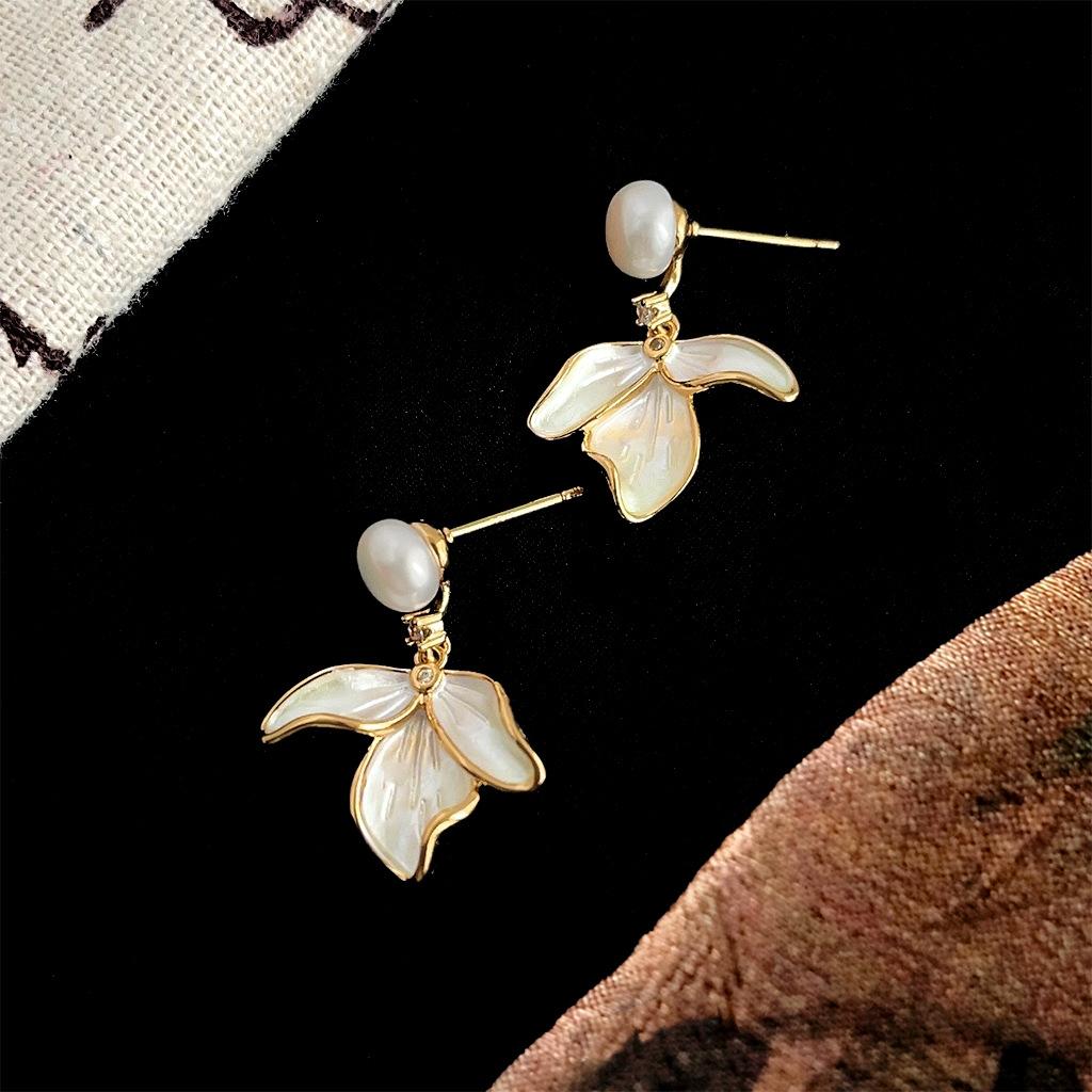 Fresh and Sweet Iris Earrings 1 pair